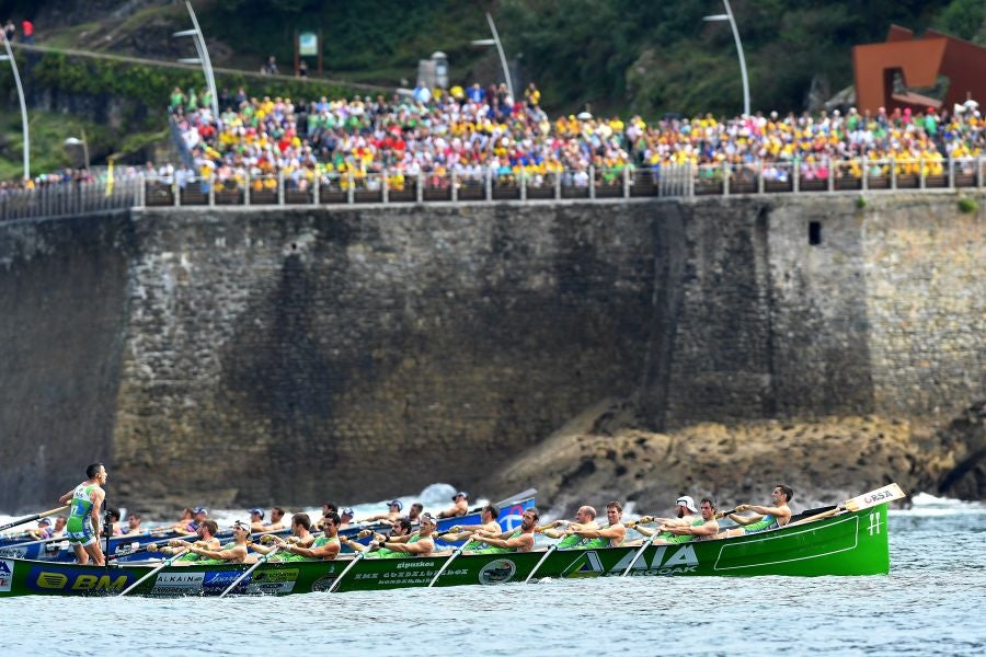La trainera de Bermeo ha tomado ventaja en la disputa de la 122 edición de la Bandera La Concha, con récord histórico de 18:53.52, tiempo que no le asegura el triunfo ya que Hondarribia -a cuatro segundos- y Orio -a casi diez- mantienen sus opciones de cara a la jornada decisiva del próximo domingo.