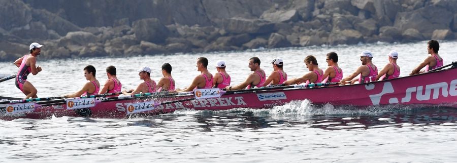 La trainera de Bermeo ha tomado ventaja en la disputa de la 122 edición de la Bandera La Concha, con récord histórico de 18:53.52, tiempo que no le asegura el triunfo ya que Hondarribia -a cuatro segundos- y Orio -a casi diez- mantienen sus opciones de cara a la jornada decisiva del próximo domingo.