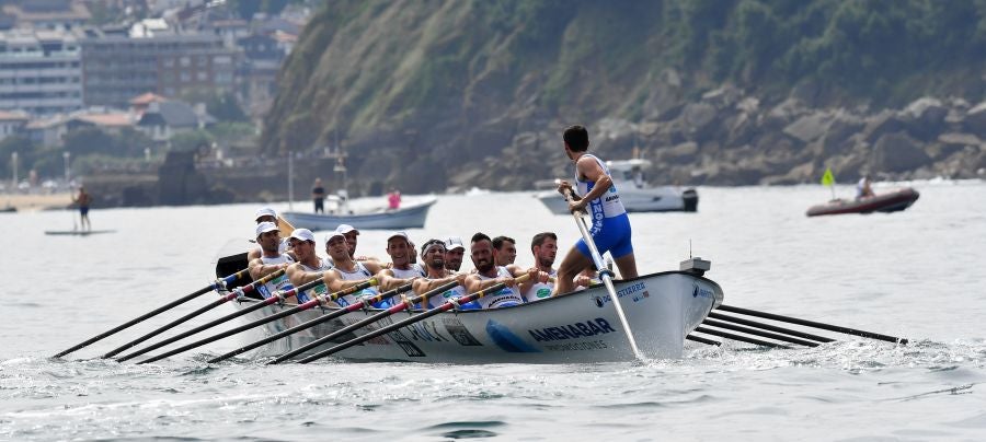 La trainera de Bermeo ha tomado ventaja en la disputa de la 122 edición de la Bandera La Concha, con récord histórico de 18:53.52, tiempo que no le asegura el triunfo ya que Hondarribia -a cuatro segundos- y Orio -a casi diez- mantienen sus opciones de cara a la jornada decisiva del próximo domingo.