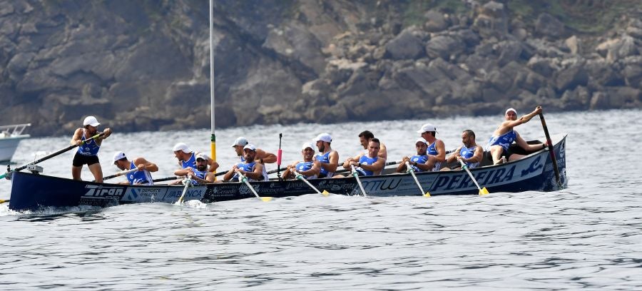 La trainera de Bermeo ha tomado ventaja en la disputa de la 122 edición de la Bandera La Concha, con récord histórico de 18:53.52, tiempo que no le asegura el triunfo ya que Hondarribia -a cuatro segundos- y Orio -a casi diez- mantienen sus opciones de cara a la jornada decisiva del próximo domingo.
