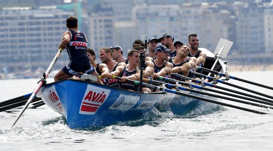 La trainera de Bermeo ha tomado ventaja en la disputa de la 122 edición de la Bandera La Concha, con récord histórico de 18:53.52, tiempo que no le asegura el triunfo ya que Hondarribia -a cuatro segundos- y Orio -a casi diez- mantienen sus opciones de cara a la jornada decisiva del próximo domingo.