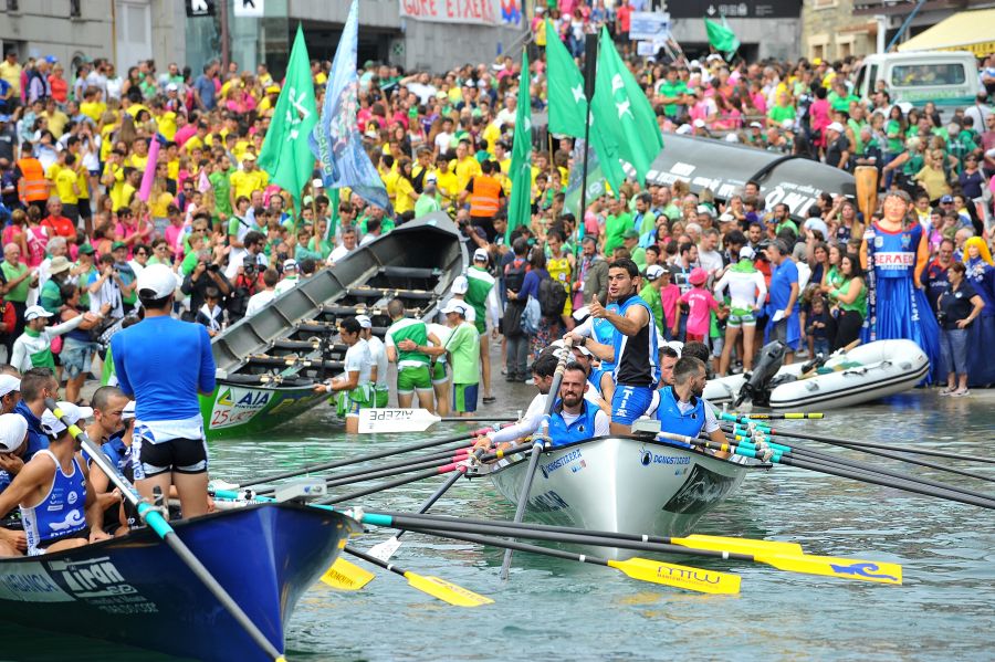 La trainera de Bermeo ha tomado ventaja en la disputa de la 122 edición de la Bandera La Concha, con récord histórico de 18:53.52, tiempo que no le asegura el triunfo ya que Hondarribia -a cuatro segundos- y Orio -a casi diez- mantienen sus opciones de cara a la jornada decisiva del próximo domingo.