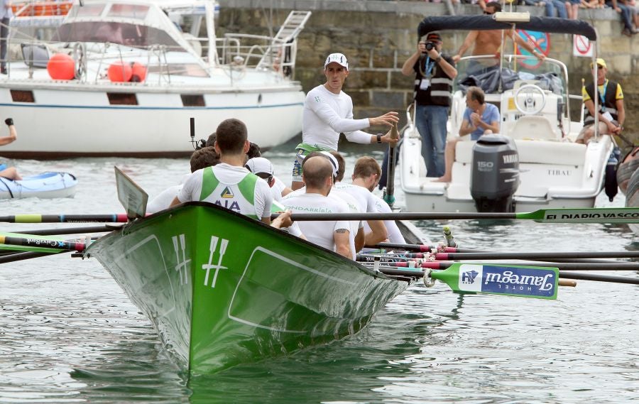 La trainera de Bermeo ha tomado ventaja en la disputa de la 122 edición de la Bandera La Concha, con récord histórico de 18:53.52, tiempo que no le asegura el triunfo ya que Hondarribia -a cuatro segundos- y Orio -a casi diez- mantienen sus opciones de cara a la jornada decisiva del próximo domingo.