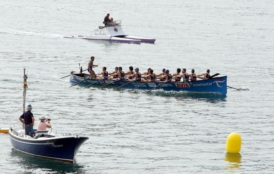 La trainera de Bermeo ha tomado ventaja en la disputa de la 122 edición de la Bandera La Concha, con récord histórico de 18:53.52, tiempo que no le asegura el triunfo ya que Hondarribia -a cuatro segundos- y Orio -a casi diez- mantienen sus opciones de cara a la jornada decisiva del próximo domingo.