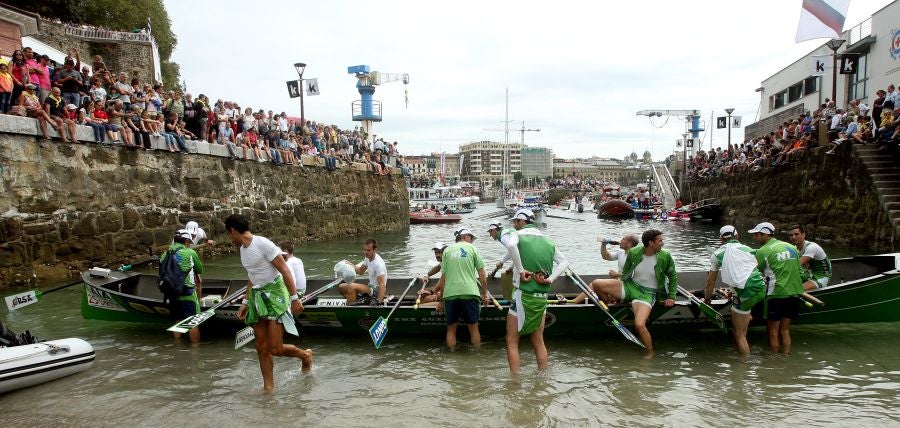 La trainera de Bermeo ha tomado ventaja en la disputa de la 122 edición de la Bandera La Concha, con récord histórico de 18:53.52, tiempo que no le asegura el triunfo ya que Hondarribia -a cuatro segundos- y Orio -a casi diez- mantienen sus opciones de cara a la jornada decisiva del próximo domingo.