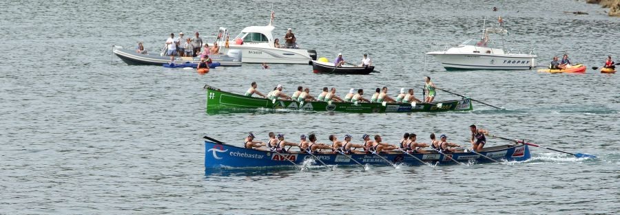 La trainera de Bermeo ha tomado ventaja en la disputa de la 122 edición de la Bandera La Concha, con récord histórico de 18:53.52, tiempo que no le asegura el triunfo ya que Hondarribia -a cuatro segundos- y Orio -a casi diez- mantienen sus opciones de cara a la jornada decisiva del próximo domingo.