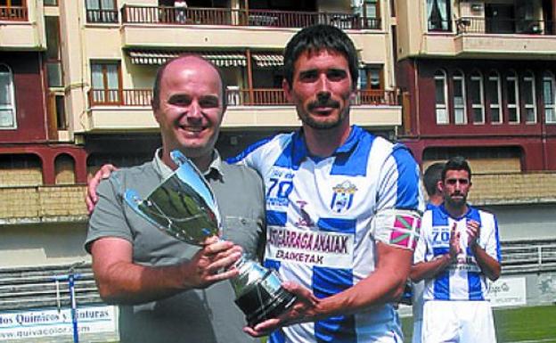 Aitor Itza entrega al trofeo Rubio a Ander Prieto. 