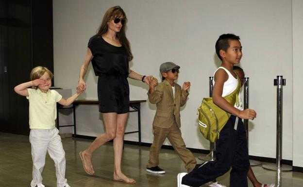 Angelina Jolie con tres de sus hijos.