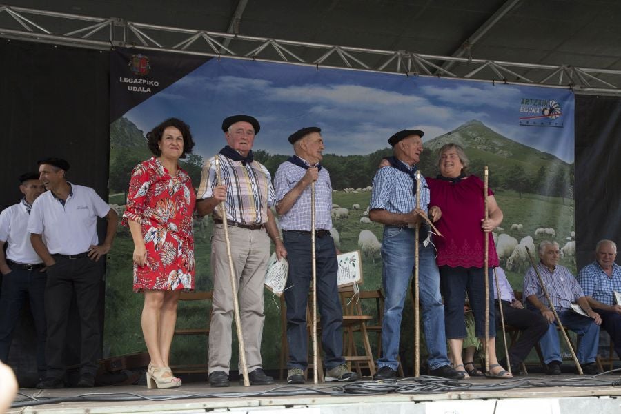 La edición de este año del Artzain eguna de Legazpi ha sido la más multitudinaria ya que ha contado con más de 400 pastores y familiares de la asociación Euskal Ar-tzainak Ameriketan (dentro de la que se aglutinan aquellos vascos que tuvieron que emigrar a América para desempeñar el oficio).