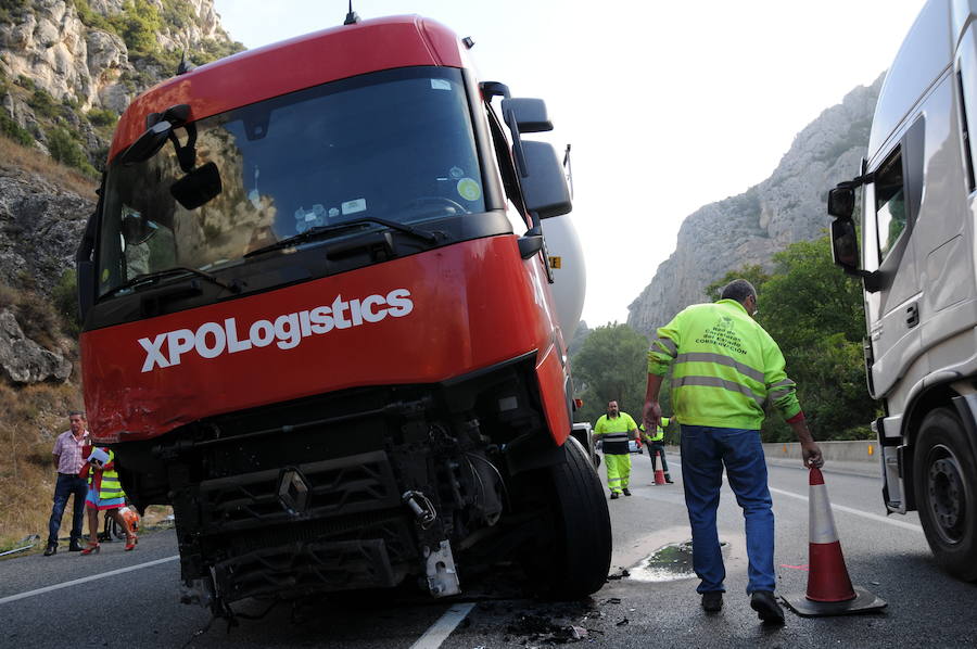 Cinco miembros de una familia francesa han fallecido este martes en la N-1 en Pancorbo tras chocar el turismo en el que viajaban contra un camión después de que el conductor del vehículo se durmiera.