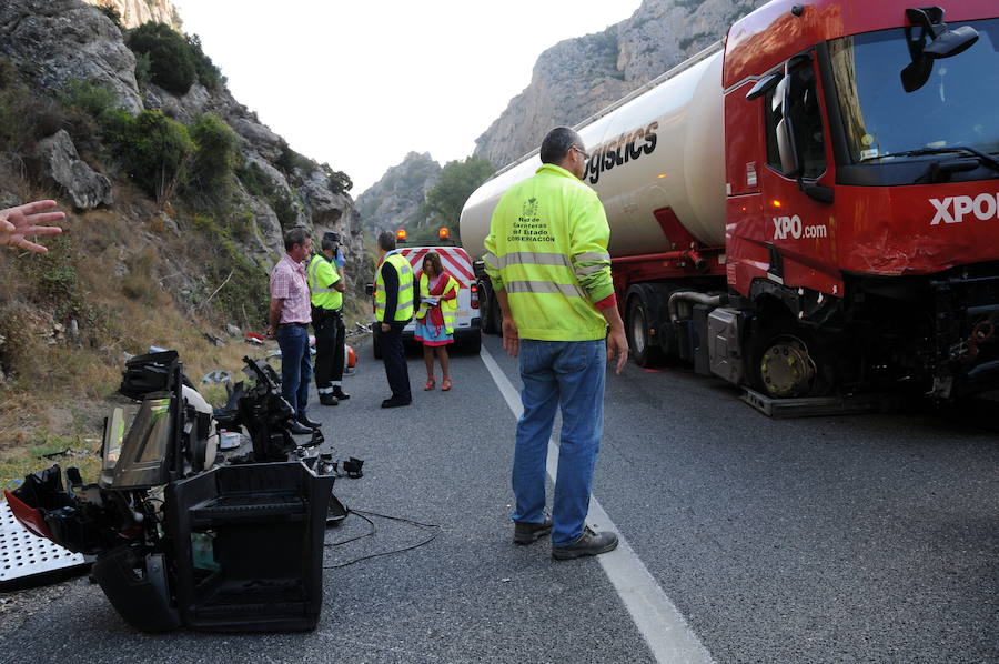 Cinco miembros de una familia francesa han fallecido este martes en la N-1 en Pancorbo tras chocar el turismo en el que viajaban contra un camión después de que el conductor del vehículo se durmiera.