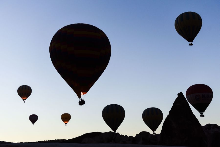 Los globos surcan el aire sobre Nevsehir en la histórica región de Capadocia en Turquía, conocida por los globos aerostáticos y la geografía única, se ha convertida en un lugar turístico que atrae a visitantes de todo el mundo