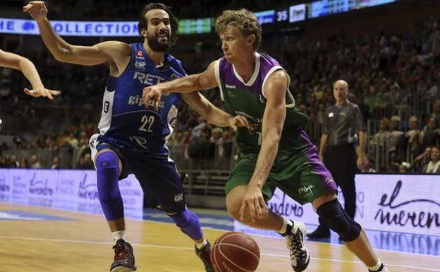 Jordi Grimau defiende al alero lituano del Unicaja, Mindaugas Kuzminskas,, en un duelo de la ACB correspondiente a la temporada 2015/16. 