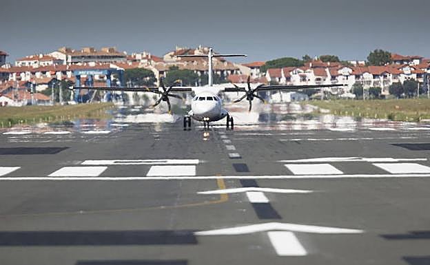 El PNV pregunta al Gobierno si hay algún estudio de ampliación del aeropuerto de Hondarribia hacia Mendelu