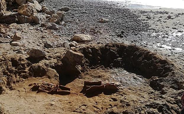 Restos hallados en la playa de Les Coves de Sitges (Barcelona).