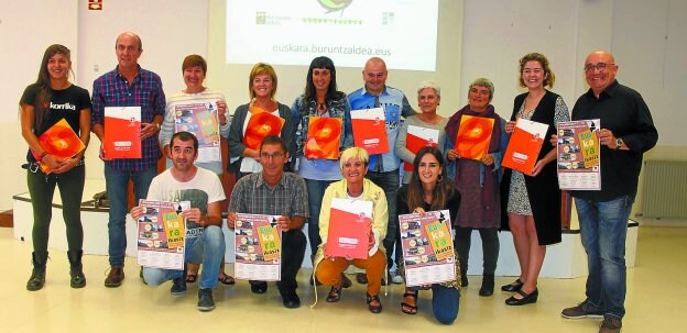 Miembros de los distintos ayuntamientos de la comarca en la presentación que se hizo ayer en Lekaio. 