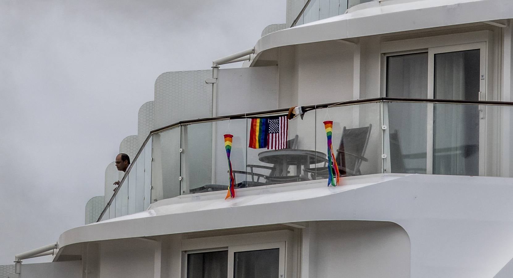 Un crucero con 2.600 turistas gays ha llegado este jueves al Puerto de Bilbao. Varios de ellos han aprovechado la parada para acercarse a San Sebastián.