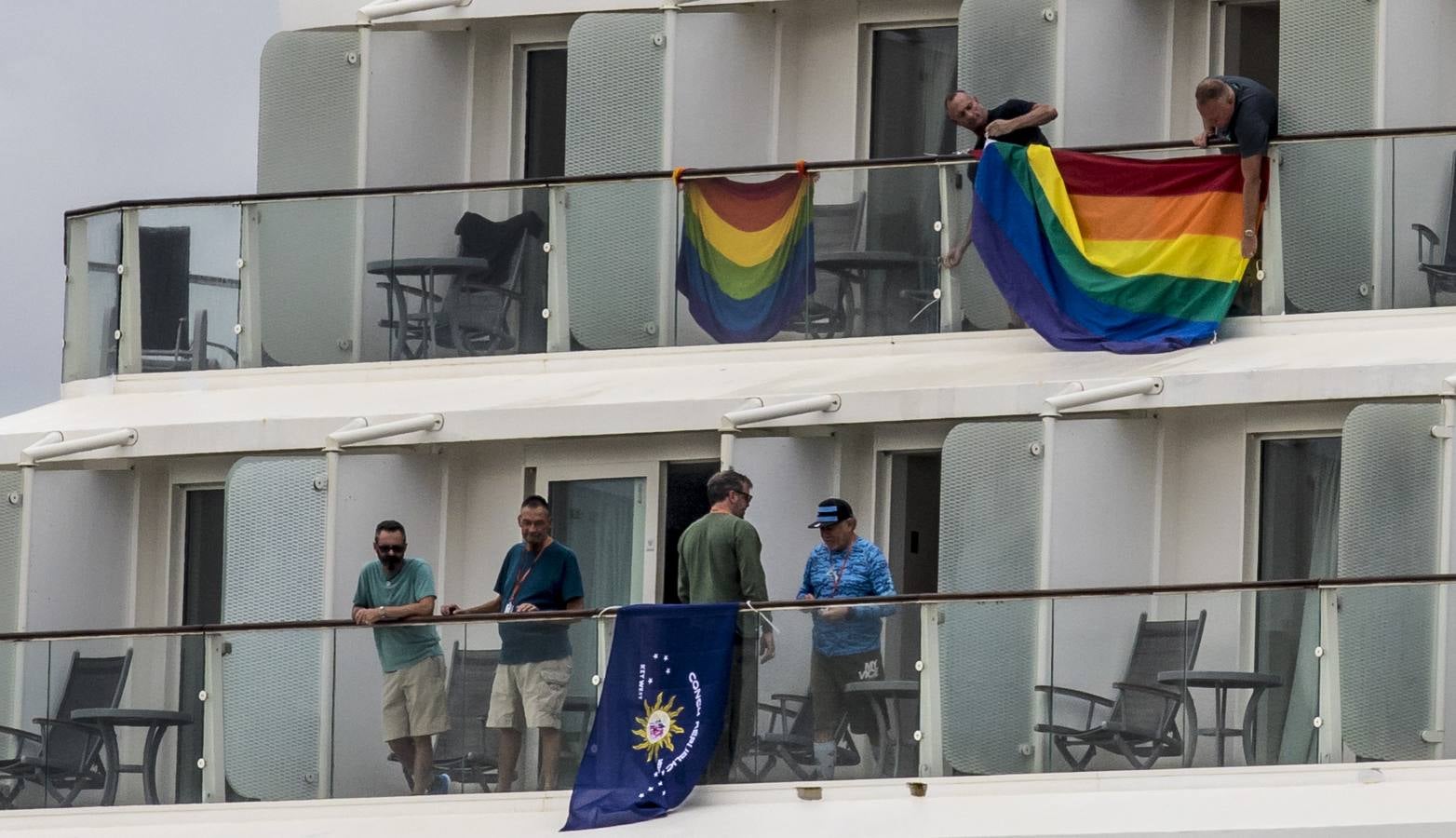 Un crucero con 2.600 turistas gays ha llegado este jueves al Puerto de Bilbao. Varios de ellos han aprovechado la parada para acercarse a San Sebastián.