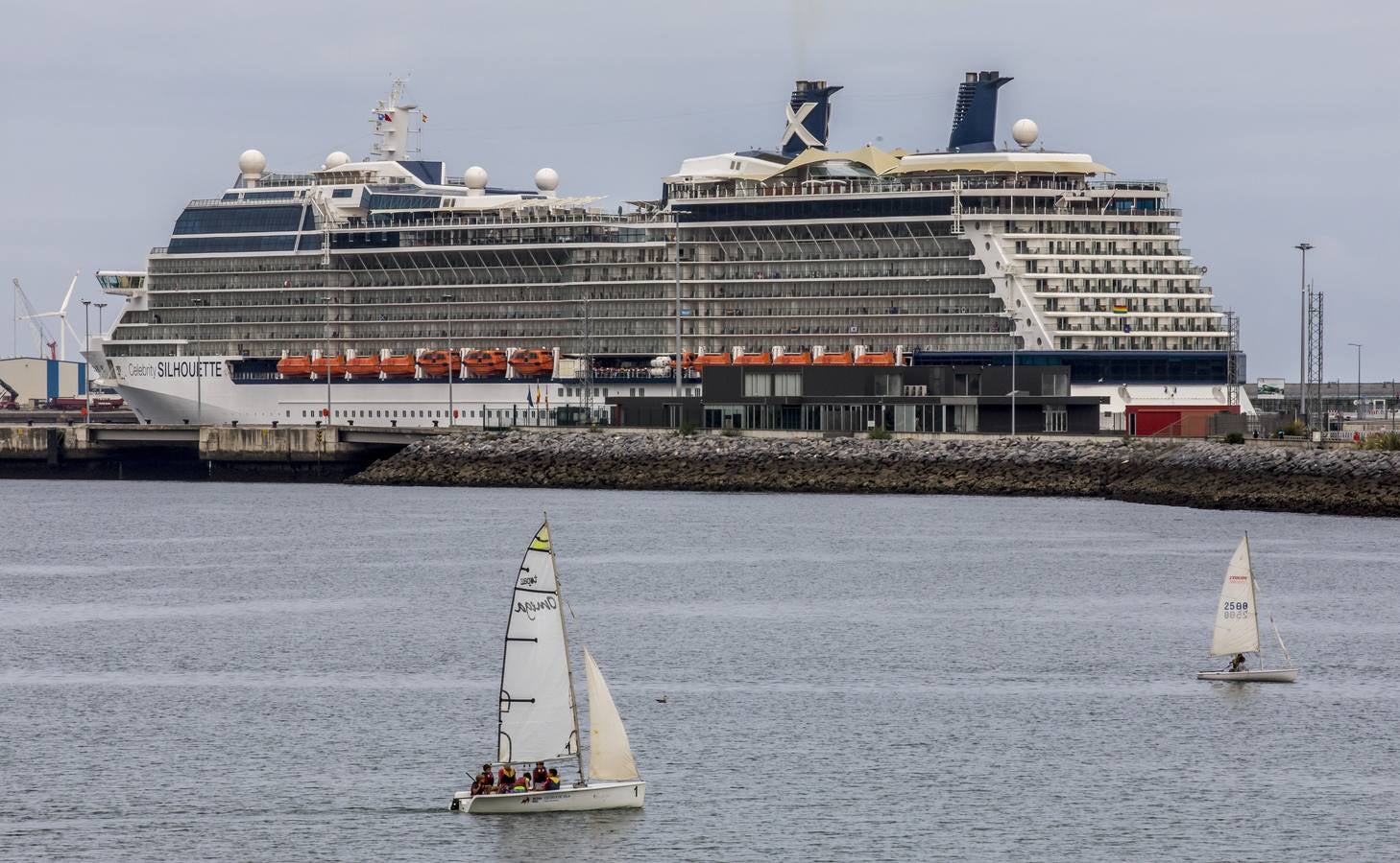 Un crucero con 2.600 turistas gays ha llegado este jueves al Puerto de Bilbao. Varios de ellos han aprovechado la parada para acercarse a San Sebastián.