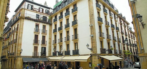 Edificio del número 18 de la calle Mayor, esquina con 31 de Agosto, que sus propietarios quieren convertir en hotel. 