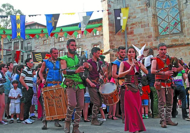 Sons da Suevia. Esta formación musical portuguesa llenará las calles y plazas de música y color.