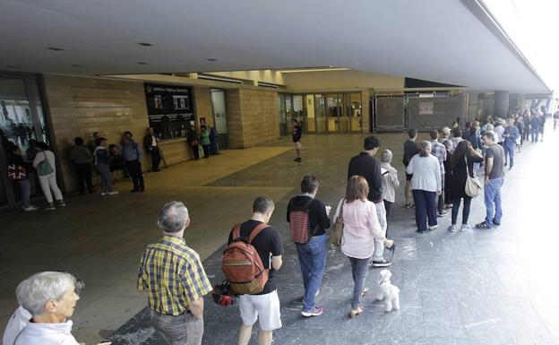 Colas en el Kursaal el primer día de venta de entradas del pasado año