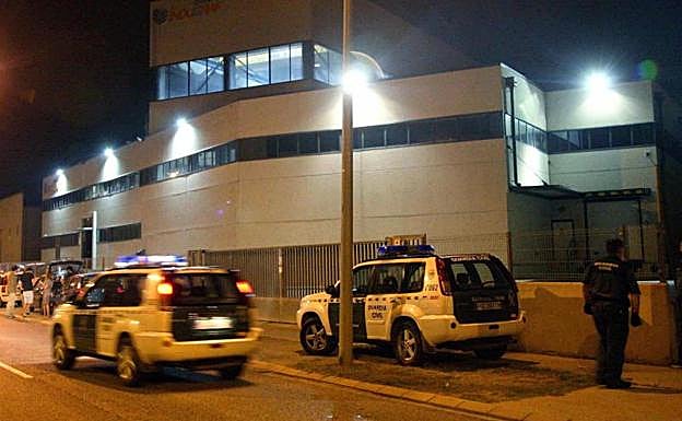 Dos vehículos de la Guardia Civil, frente a la imprenta.