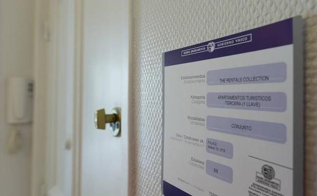 Donostia cambiará sus normas para evitar que casas enteras del Centro se conviertan en hoteles