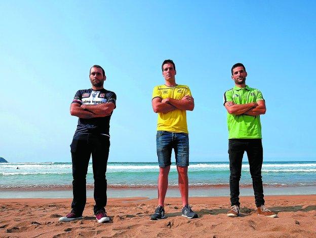 Beñat Eizagirre (Urdaibai), Unai Etxeberria (Orio) y Urko Redondo (Hondarribia), ayer en la playa de Zarautz.