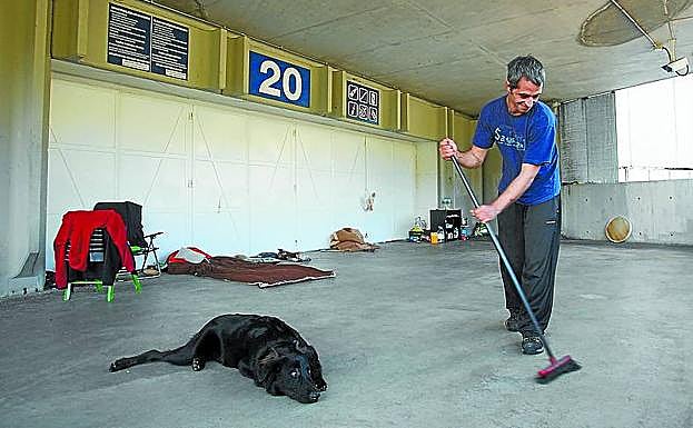 Imagen principal - En la primera imagen, Rubén limpiando la puerta 20 en la que vivía. Esta semana posa en ese lugar en condiciones muy diferentes, como trabajador de la Real Sociedad, a cuyo presidente y Consejo está tremendamente agradecido. 