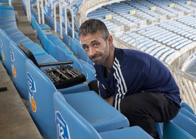 Imagen secundaria 1 - Rubén realiza varias labores: pintura, jardinería, desmontar los asientos de la grada sur...