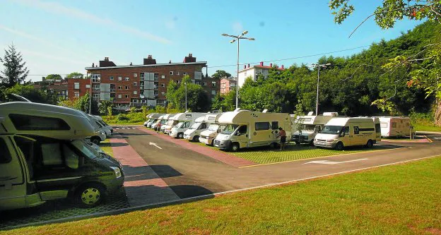 Imagen del parking para autocaravanas de Berio, donde los turistas pueden estacionar sus vehículos y disponen de todos los servicios.