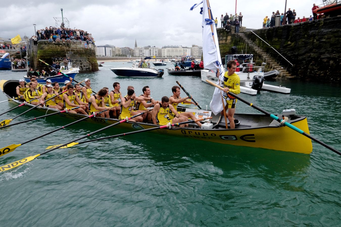 La 'San Nikolas' vuela sobre las olas y saca 24 segundos a Urdaibai en la tanda de honor. Los de Jon Salsamendi remontan los diez segundos que los vizcaínos les sacaban de ventaja en una emocionante regata, que lleva la Bandera a Orio diez años después con una hazaña épica