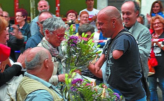 Mariano Garmendia zinegotziak lore sorta eman zien Aviteko kideei. 