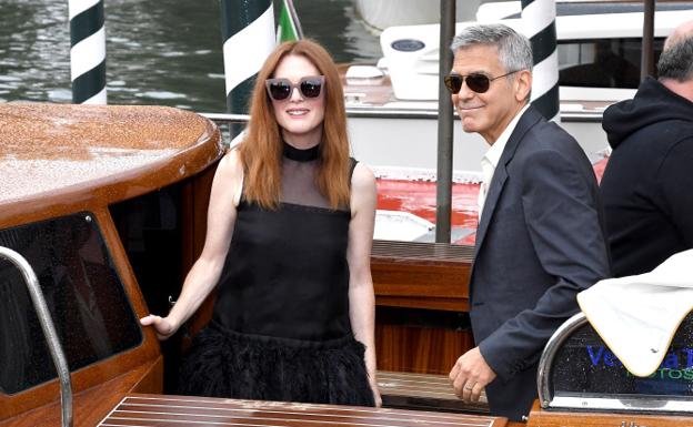 Julianne Moore y George Clooney, tras presentar 'Suburbicon' en Venecia.