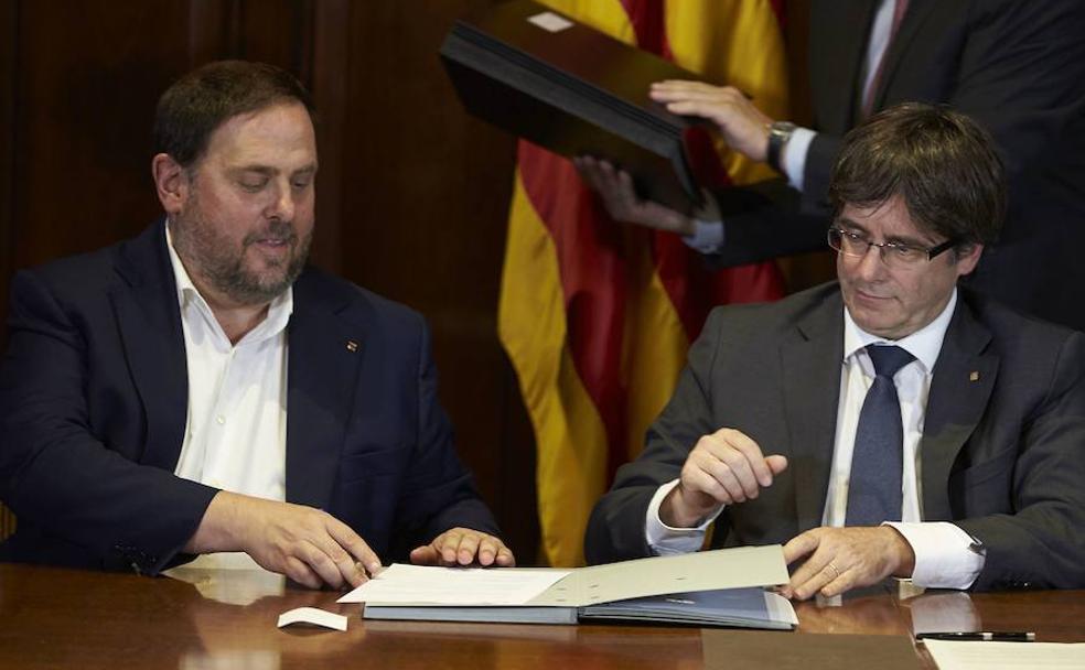 Junqueras y Puigdemont firman la Ley del Referéndum catalán.