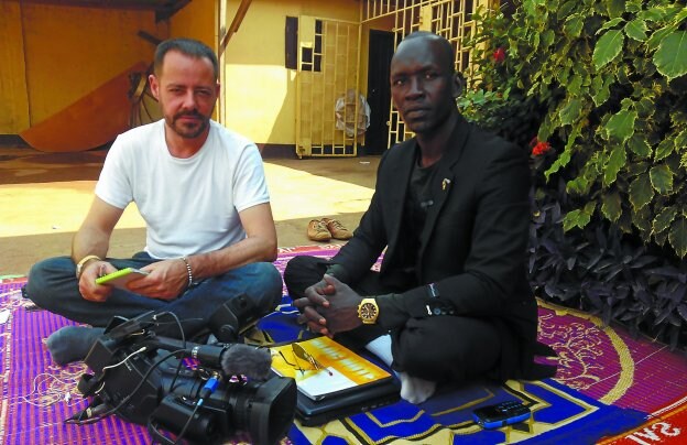 Alfredo Torrescalles, con el general Seleka Abderkader Khalil, durante el rodaje de su documental.