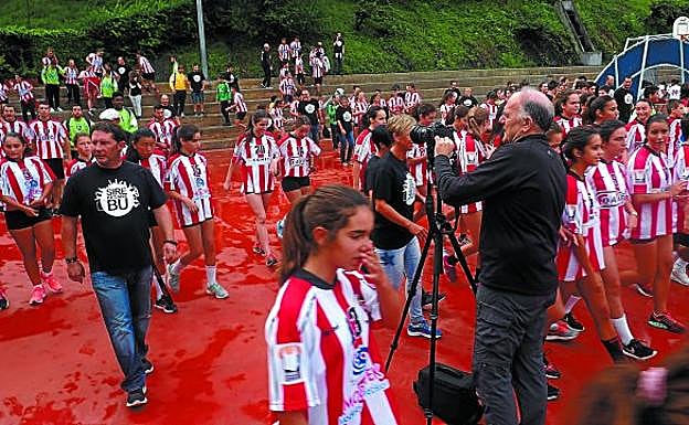 Fotografía. El encuentro para sacar la foto de grupo tiñó de rojo y blanco el patio de la Ikastola Elgoibar la mañana del sábado. 