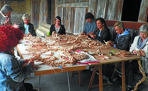 Josten. Arto hostoak nola josten diren ikasi eta forma eman zieten ere, alfonbrak nola egin daitezkeen ikasiz.