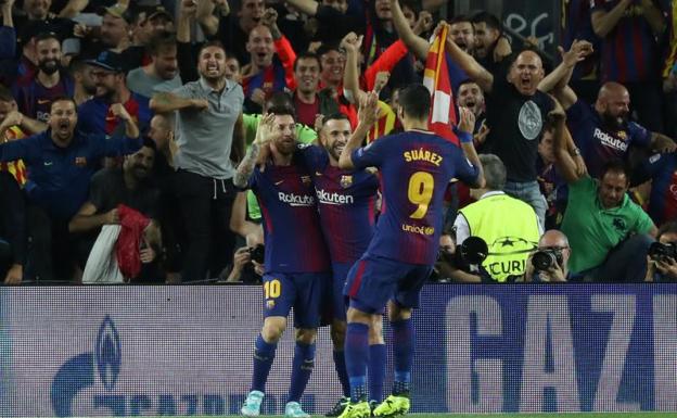 Leo Messi celebra el 1-0 con Jordi Alba y Luis Suárez. 