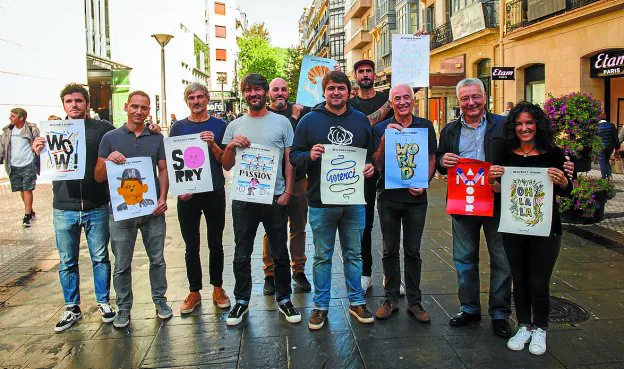 Los diseñadores, con responsables de Lacunza, institucionales y de Zaporeak, ayer en Donostia.