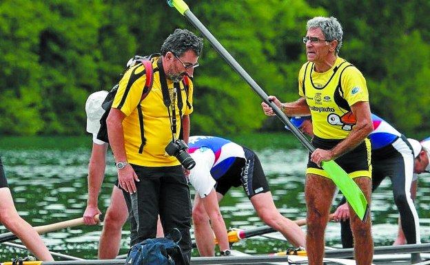 Munduko Txapelketa. Javier Puertas arraunarekin eta bere ondoan laguntzaile gisa Joxemari Olasagasti joan den larunbatean Bled-en. 