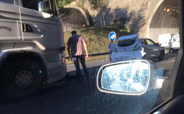 Imagen del camión y un turismo tras la colisión.