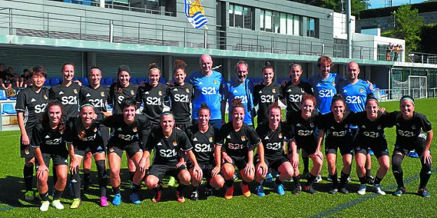 El equipo femenino de la Real Sociedad en su presentación.