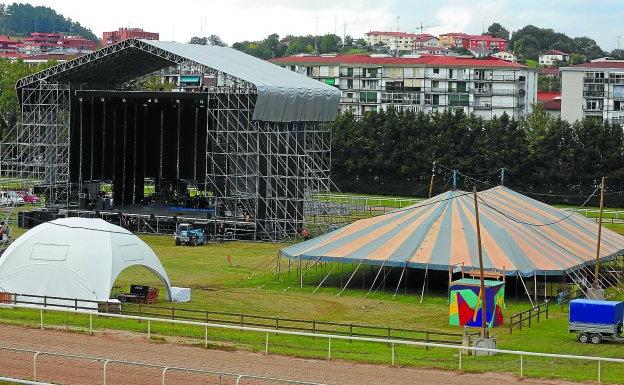 El escenario principal y algunas de las carpas acogerán a partir de esta tarde a los primeros espectadores del Kutxa Kultur 2017. 