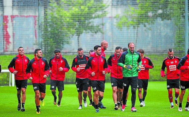 El equipo se entrenó ayer en Atxabalpe bajo la lluvia. 