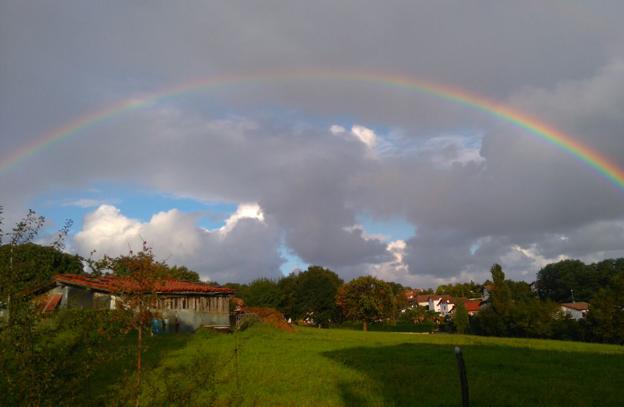 Un arcoiris luce este viernes en la zona del Bidasoa.