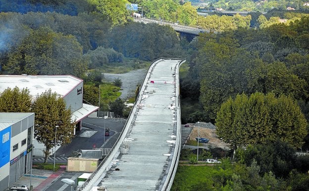 Viaducto paralizado a la altura del polígono Akarregi de Hernani, en el tramo hasta Astigarraga del que solo se ha ejecutado un 35%. 