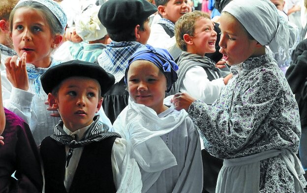Protagonistas. Los jóvenes dantzaris vestirán las calles de folklore e indumentaria euskaldun. 