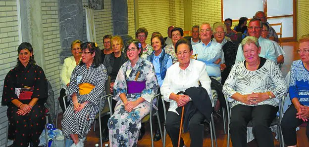 Rakugolariak kontaketara joan ziren herritarrekin. 